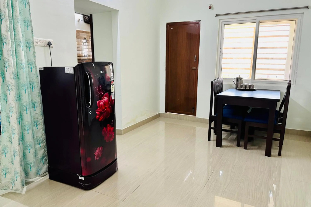 TrueLife Comfort Inn - Near PS4 veg restaurant - On way to Balaji Temple - 2BHK AC apartments - Coffee Tea Milk - Fast WiFi, Kitchen, Dining, Android TV, Parking - Easy access to Airport, Railway Station and to all Temples - Top service with lots of Love