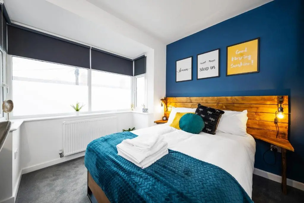 The Mount 7 bed house Sleeps 14 ENSUITE Free HS WIFI TVs in rooms CITY CENTRE Inspire Homes