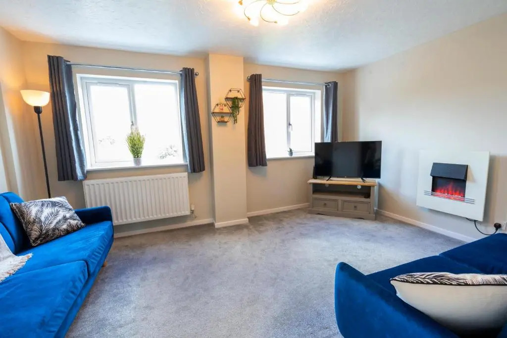 Bright & Modern 4 Bedroom Townhouse