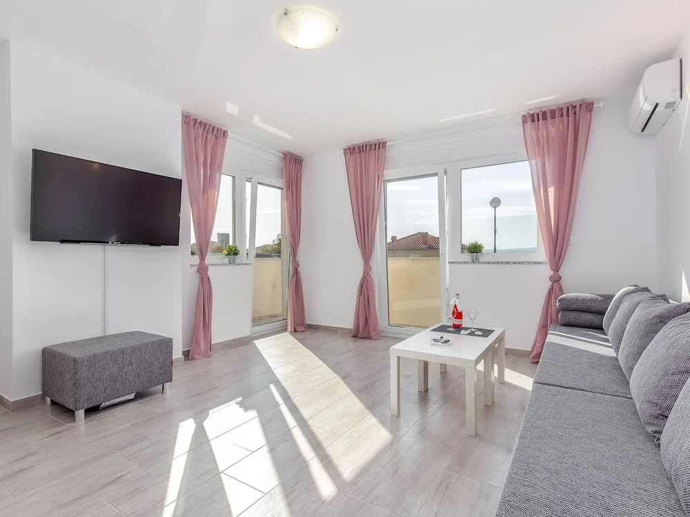 Peaceful Villa in Dramalj with Hot Tub