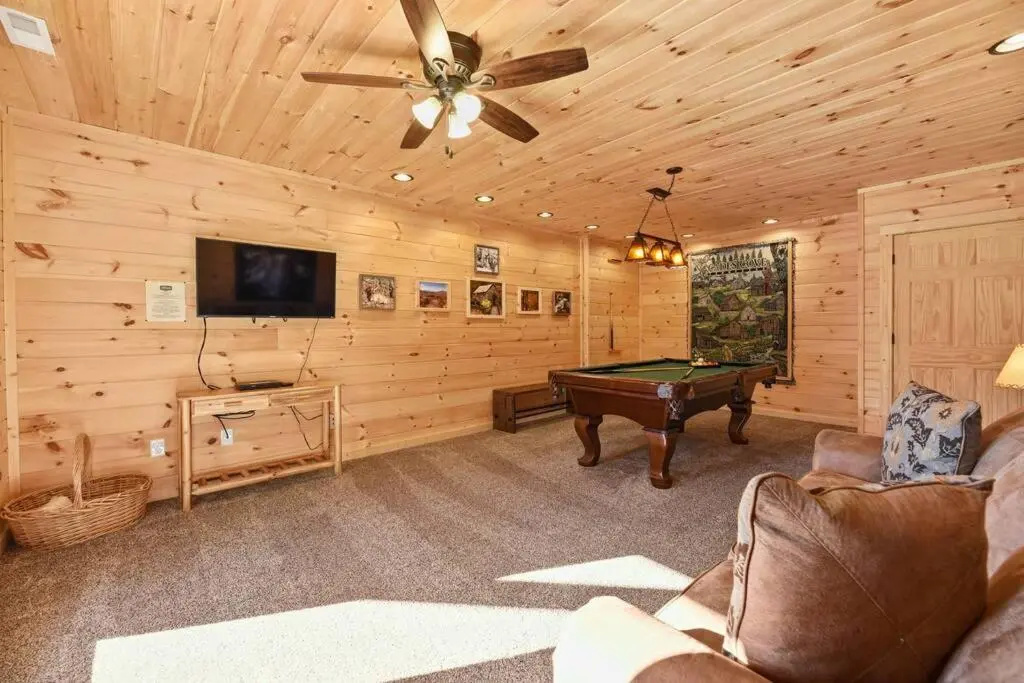 Walnut Ridge Cabin. Sleeps 7-11! Hot tub, pool table, minutes to downtown Gatlinburg!