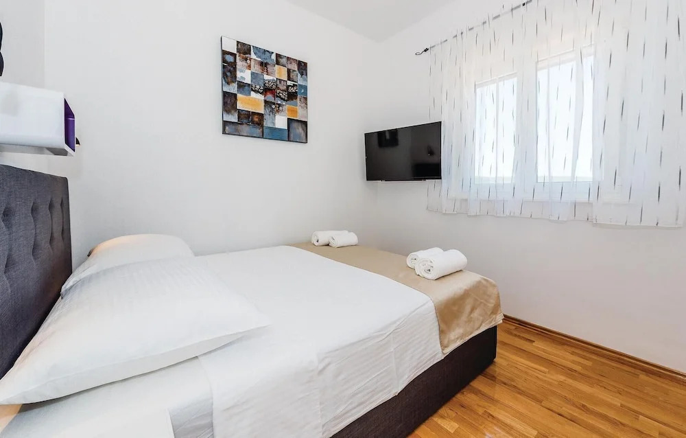 Beautiful Home in Dubrava With Wifi and 6 Bedrooms
