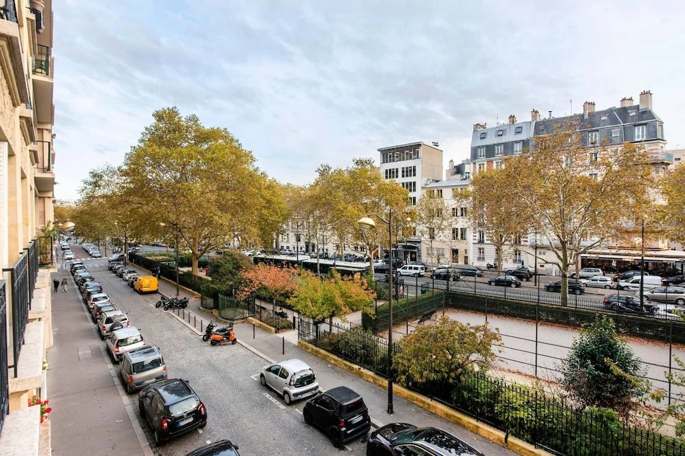 Bright Champerret Apartment Fits 4 in Paris 17th!