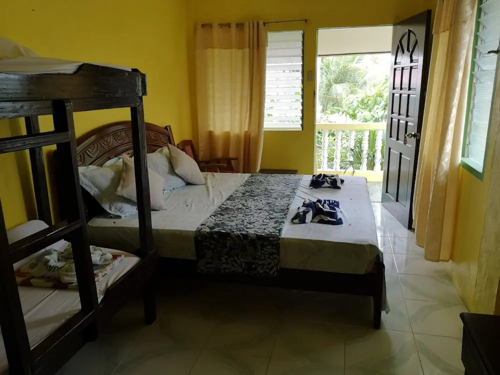 Guannas Place Rooms & Restaurant