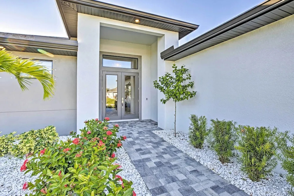 Sun-Seekers Getaway: Lavish Cape Coral Villa