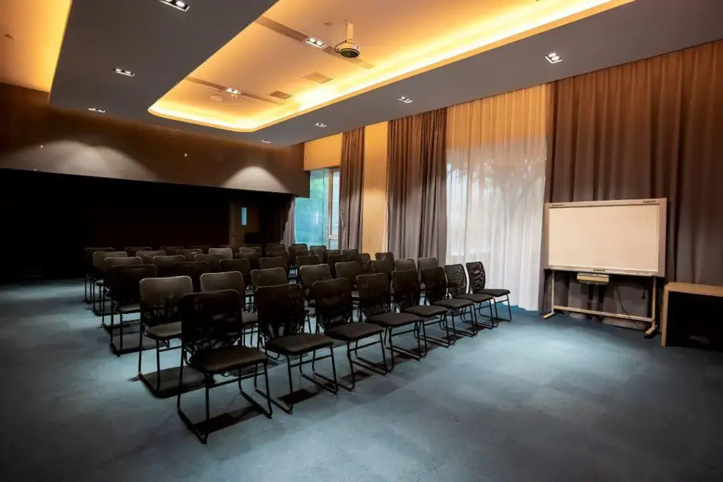 Elegance Hotel