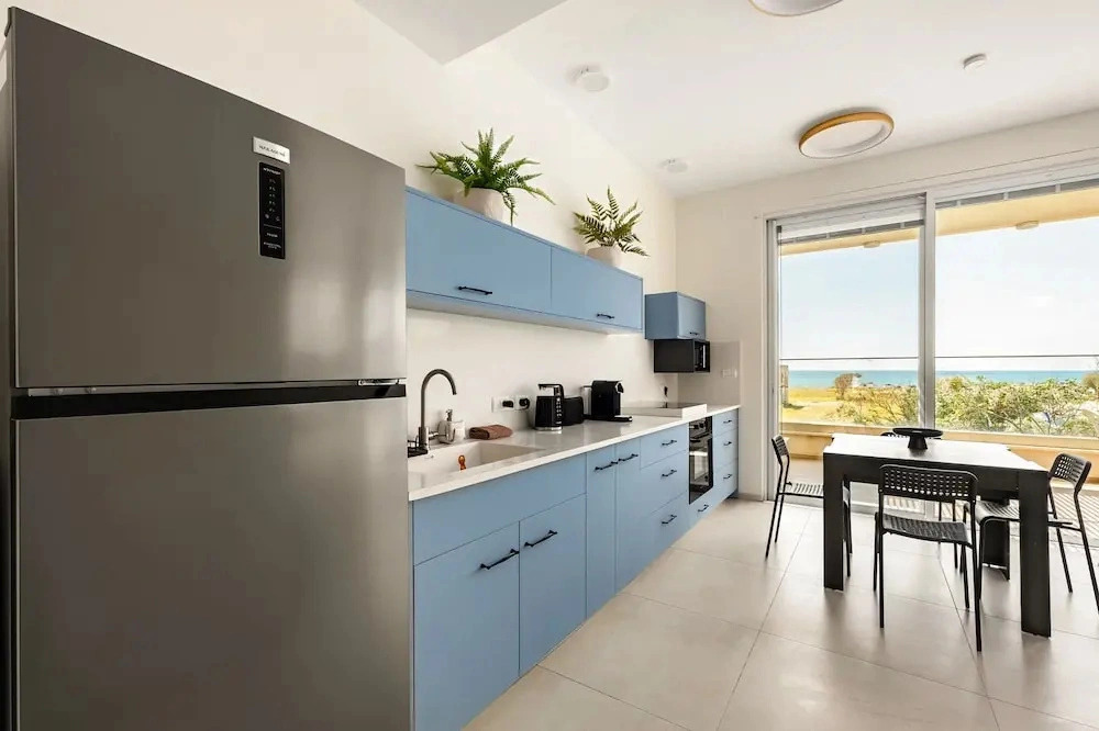 Garden& Rooftop Beachfront Apartment