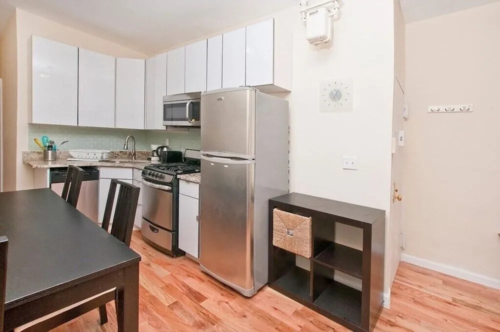 Upscale Newly Renovated 2 BR on Midtown East