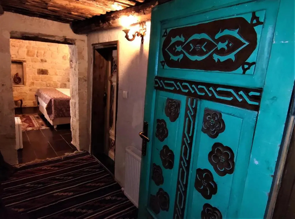 THE RED HORSE HOTEL