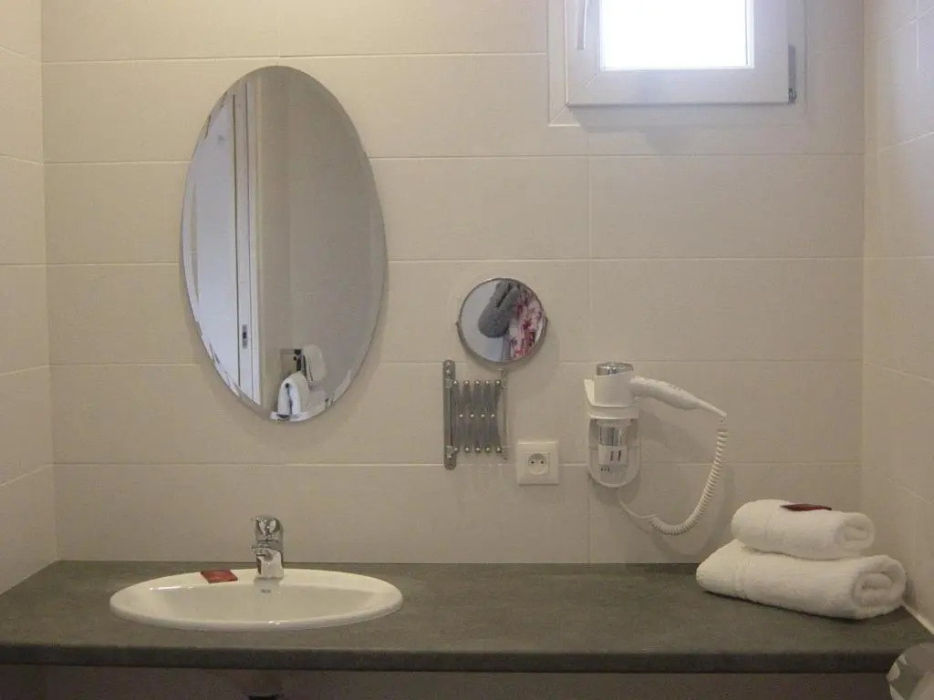 Hôtel Les Voisins Beaucemaine