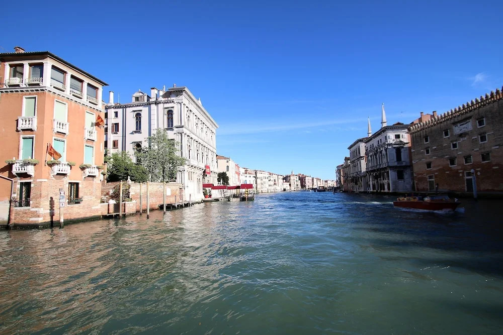 SUNNY Ghetto canal