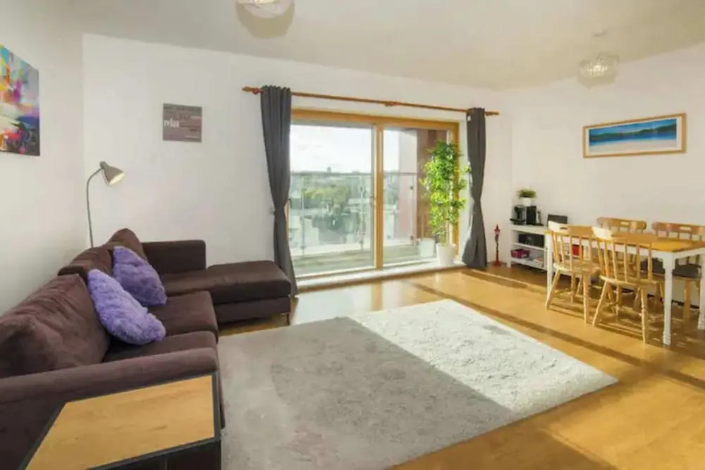 Bright 2BD Flat With Private Balcony - Dublin