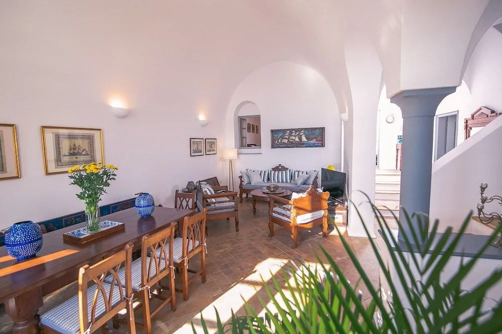 Santorini Roses Suites