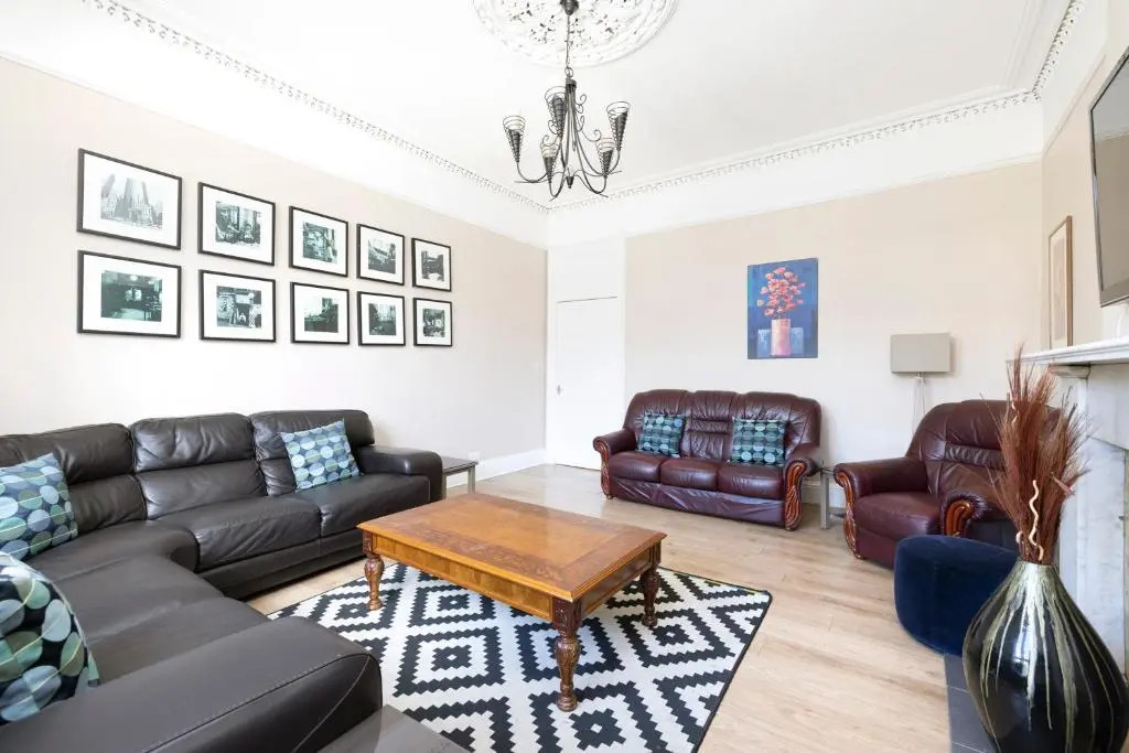 JOIVY Cosy 3bed Family Flat near Leith