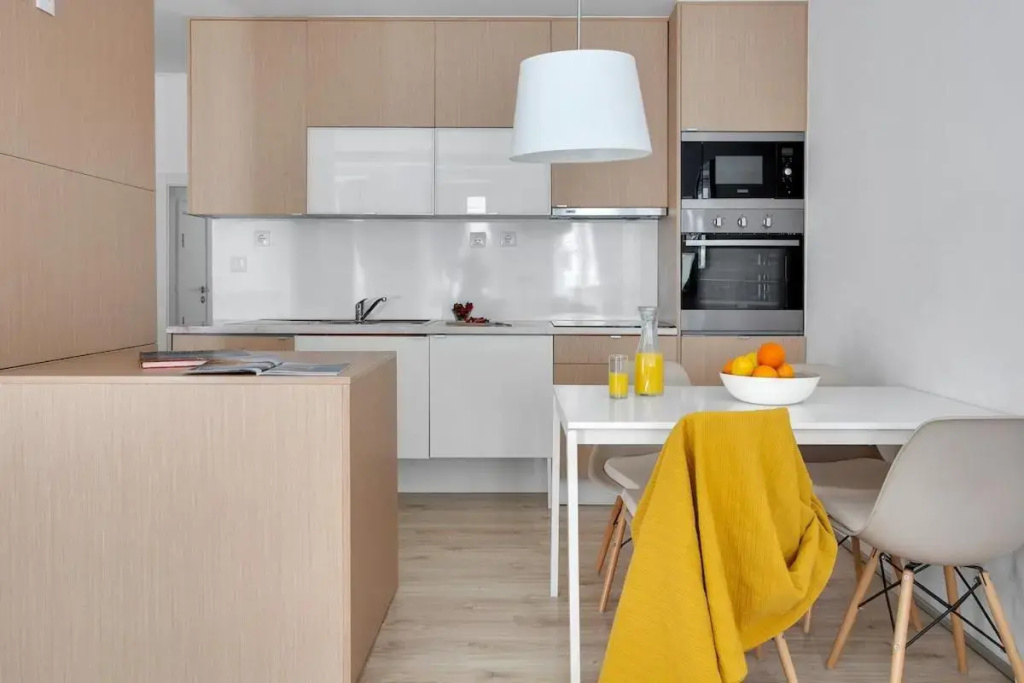 Modern 2 Bedroom Apartment in Estrela with Outside Terrace! Amazing for Families, Couples, Friends