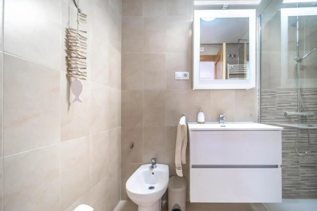 Modern Bright Two Bedroom Apartment With Pool Views - CO1022LT
