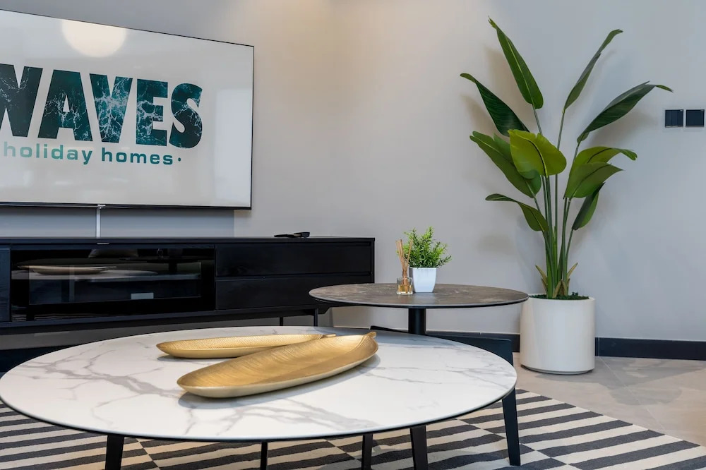 Waves - Serene Waterfront Elegance: 2BR Haven in Business Bay