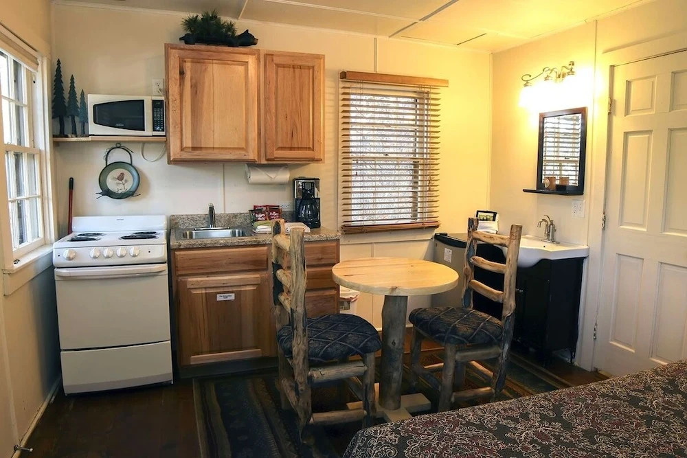 Triple R Cottages: 7 1 Bedroom Cabin