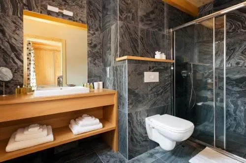 Chalet Isabelle Mountain lodge 5 star 5 bedroom en suite sauna jacuzzi