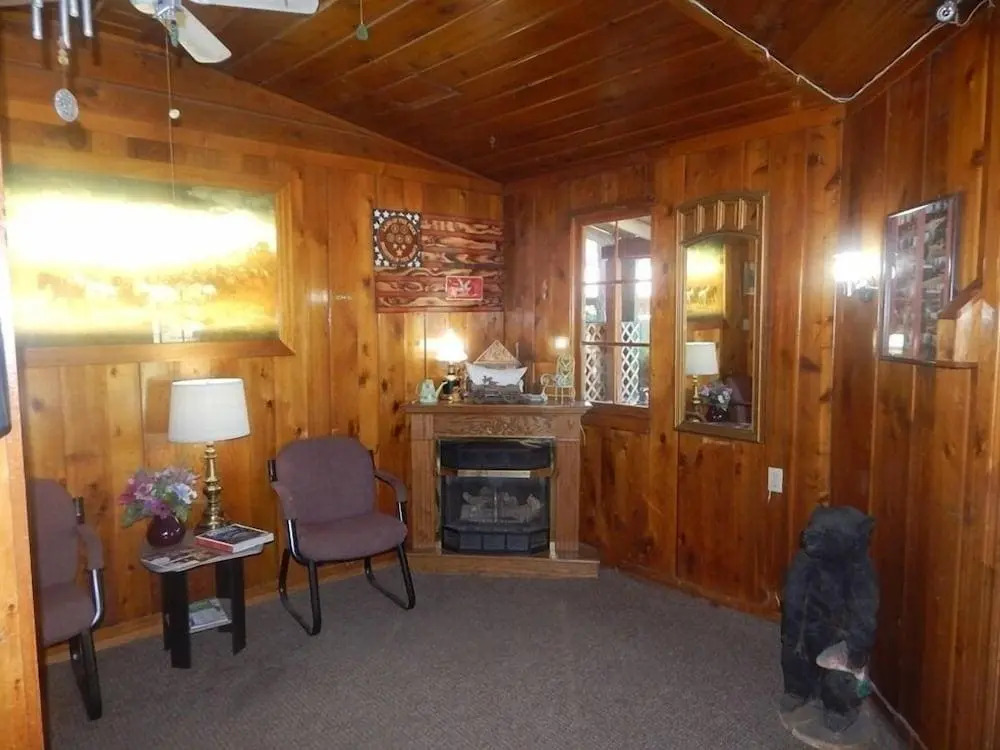 Cedar Village Motel