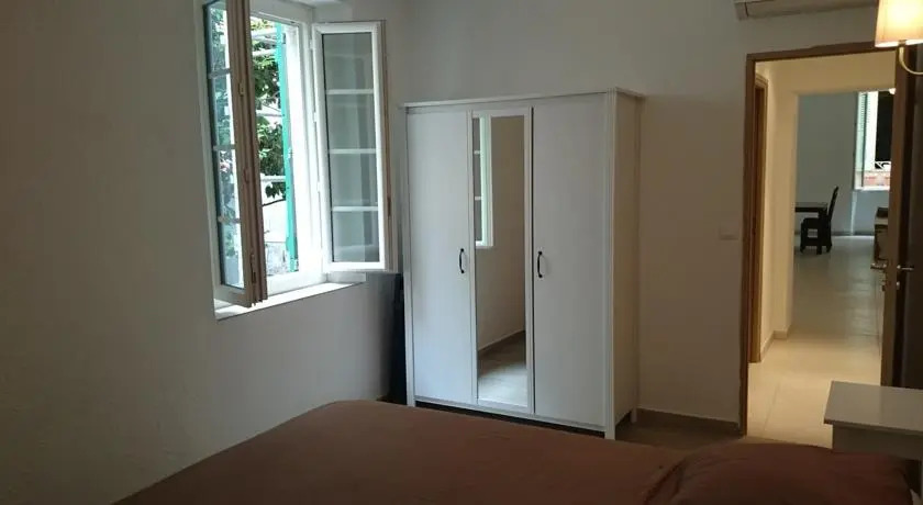 Au 23