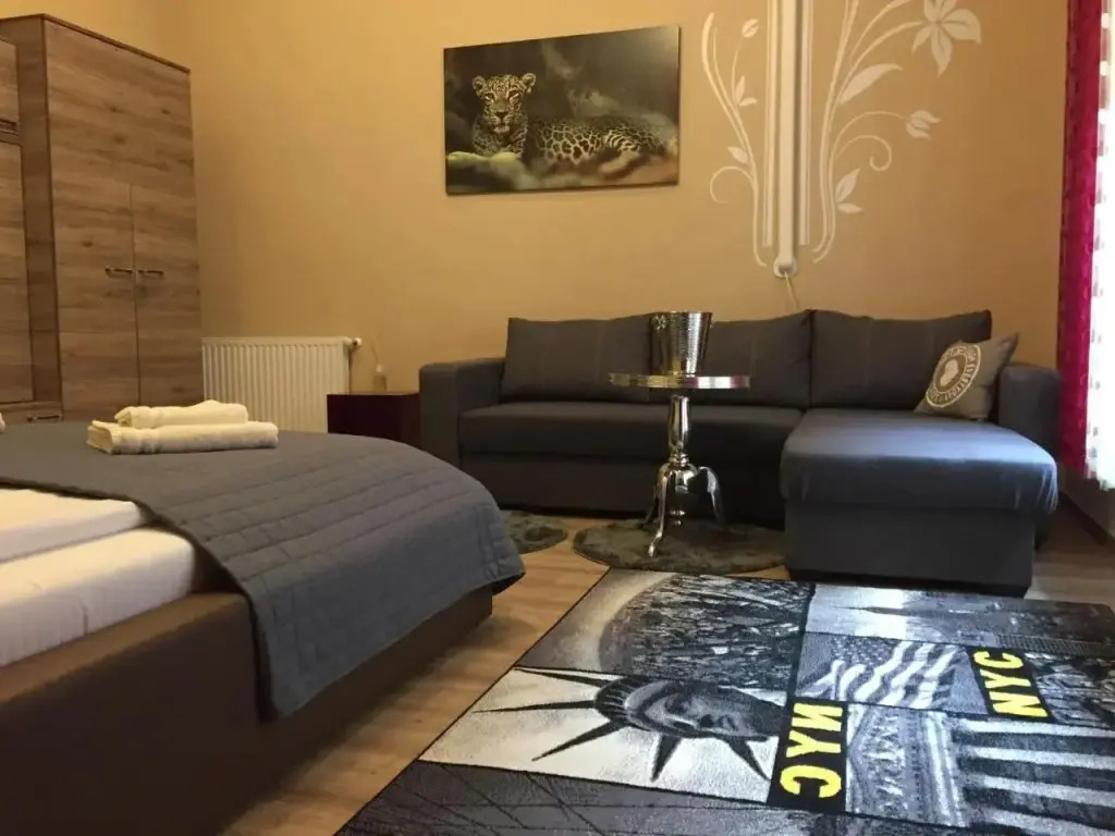 Mandy Rooms