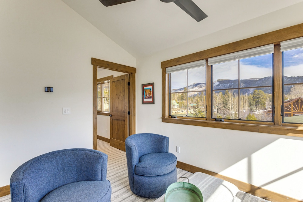 Mountain Views: Luxurious Grand Lake Escape!