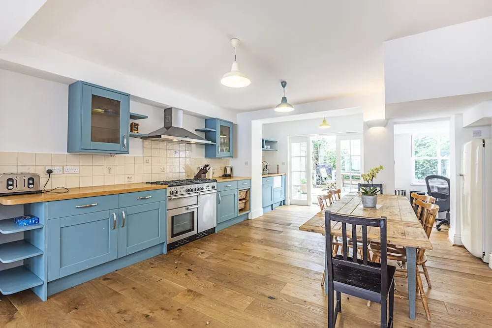 Westbourne Road · Lovely 2 Bed Apartment Near Paradise Park