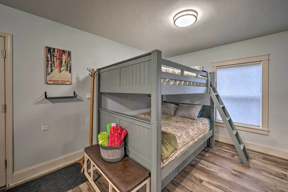 Rustic Mccall Cabin w/ Private Hot Tub & Deck!