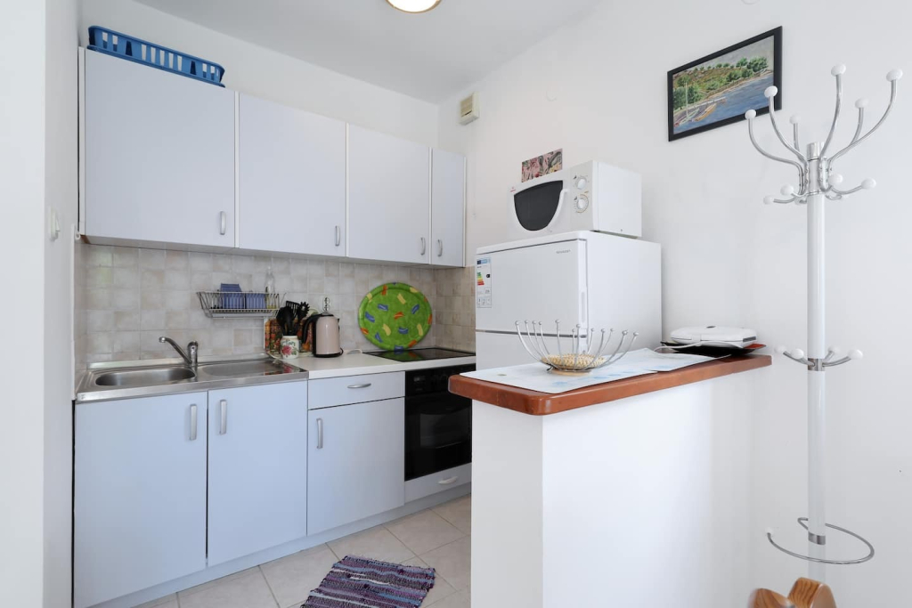Apartment Djurdja - 20 m from beach : A2 Luka Murter, Island Murter