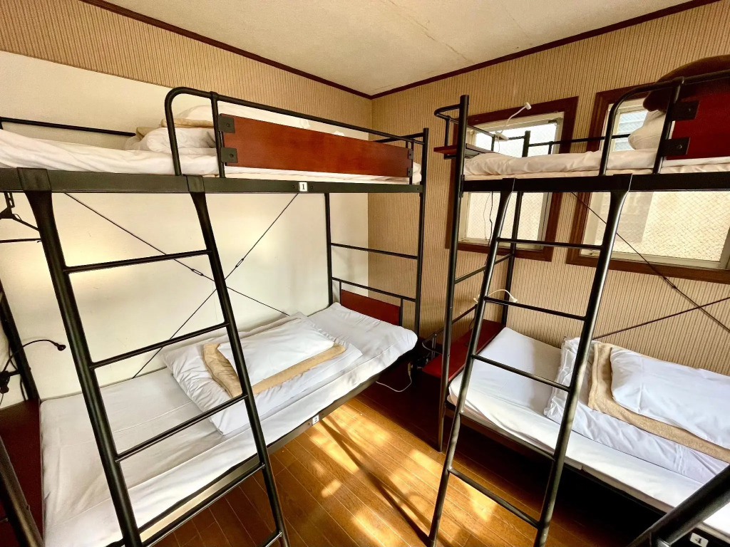 IZA Kamakura Guest House and Bar