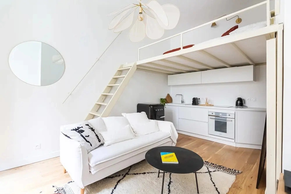 Bright and Cosy Studio in the Historical Heart of Bordeaux by GuestReady