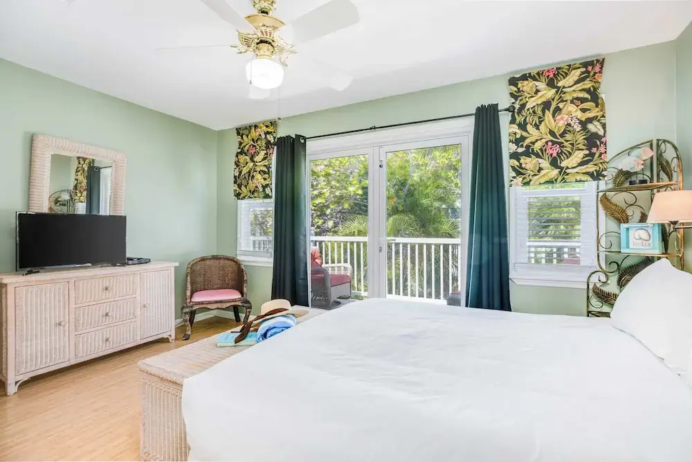 Linger Longer by Avantstay Key West Walkable Gated Community, Shared Pool Month Long Stays Only