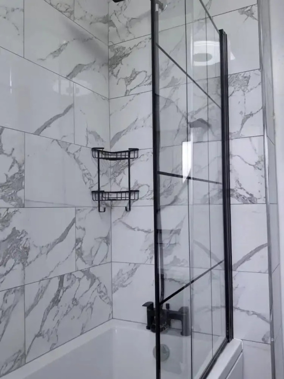 1 Bed Flat - Sleeps 2 - Parking - Wifi