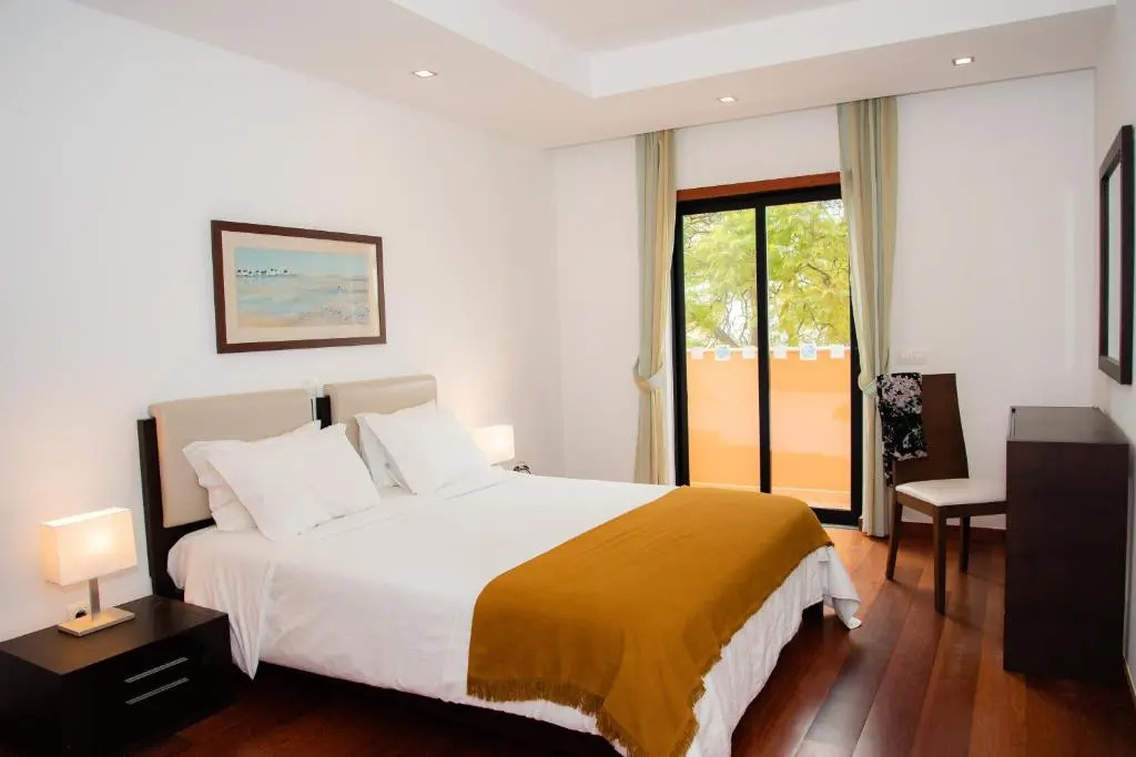 Stunning 2 Bedroom Apartment 500m to Luz Beach