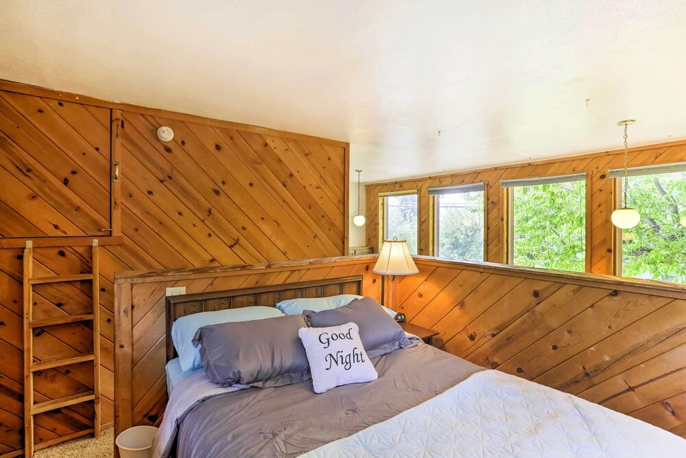 Cozy Studio Near Hiking & Skiing, Walk to Downtown