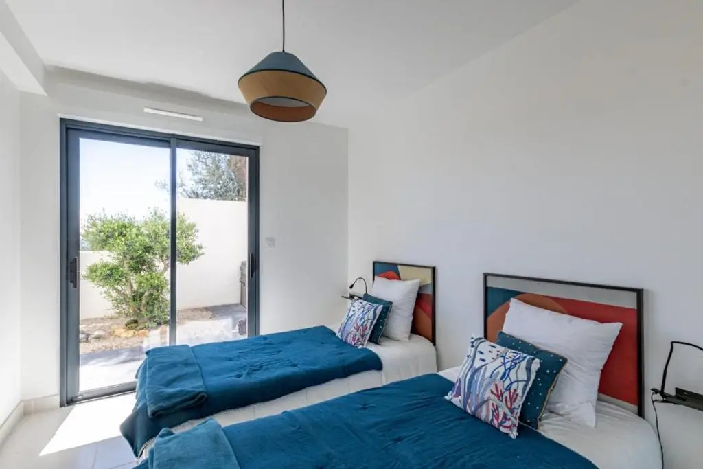 Modern apt with BALCONY at 1mn walk from the BEACH