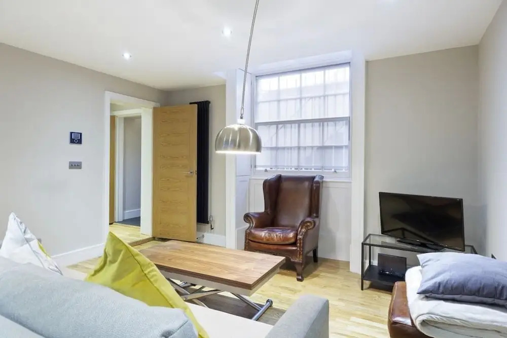 Modern & Cosy Apartment Close To Tube, Sleeps 5