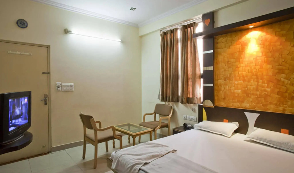 Oyo 33004 Hotel Candy Palace