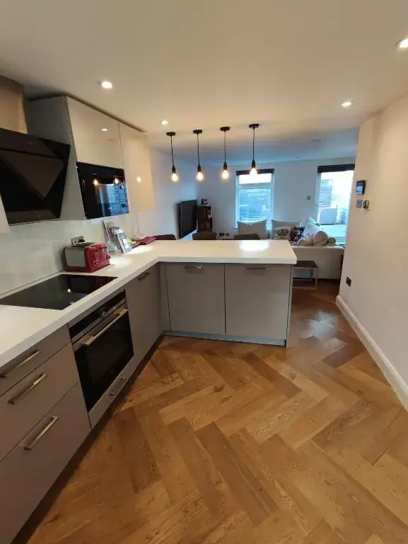 Modern 2 Bedroom Flat with private outdoor terrace