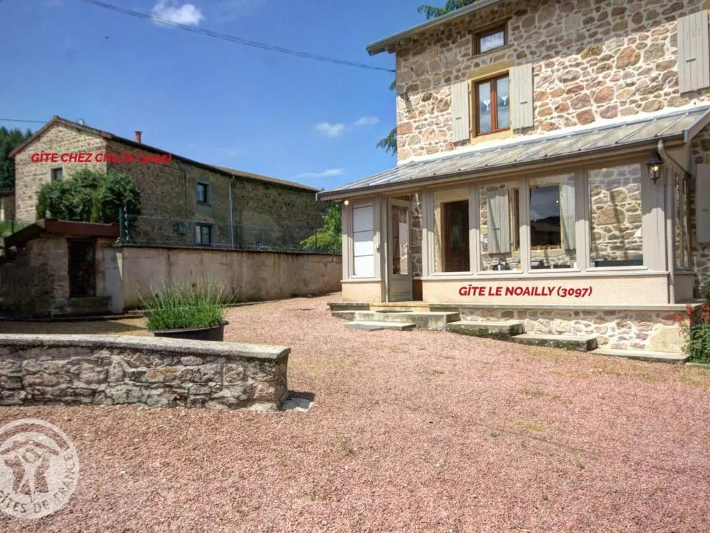 Deux gîtes confortables avec cheminée et piscine commune, animaux admis, pour 13 personnes - FR-1-496-140