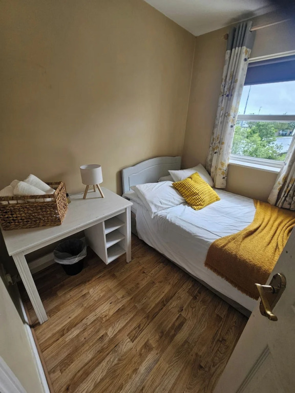 Stunning 6 Bed House With Private Garden in Galway