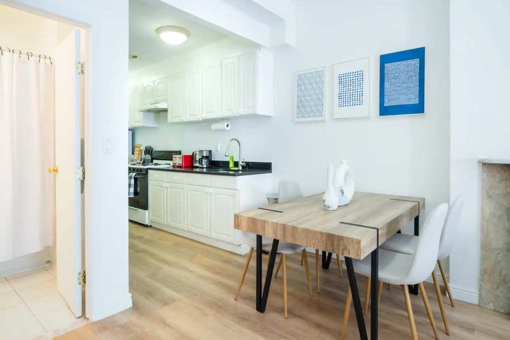 1435-4 I 3 Bedrooms 2 Bath W D Prime Upper East
