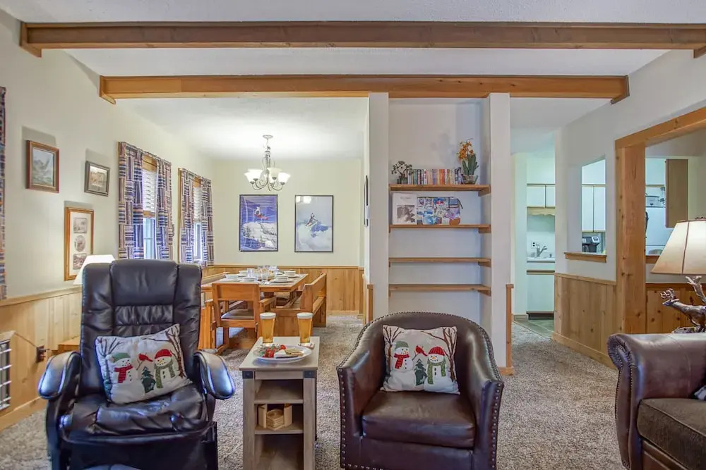 Whistlepunk #31: 2 Bedrooms, 2 Bath: Slope Side, Central Location. Wood Fireplace