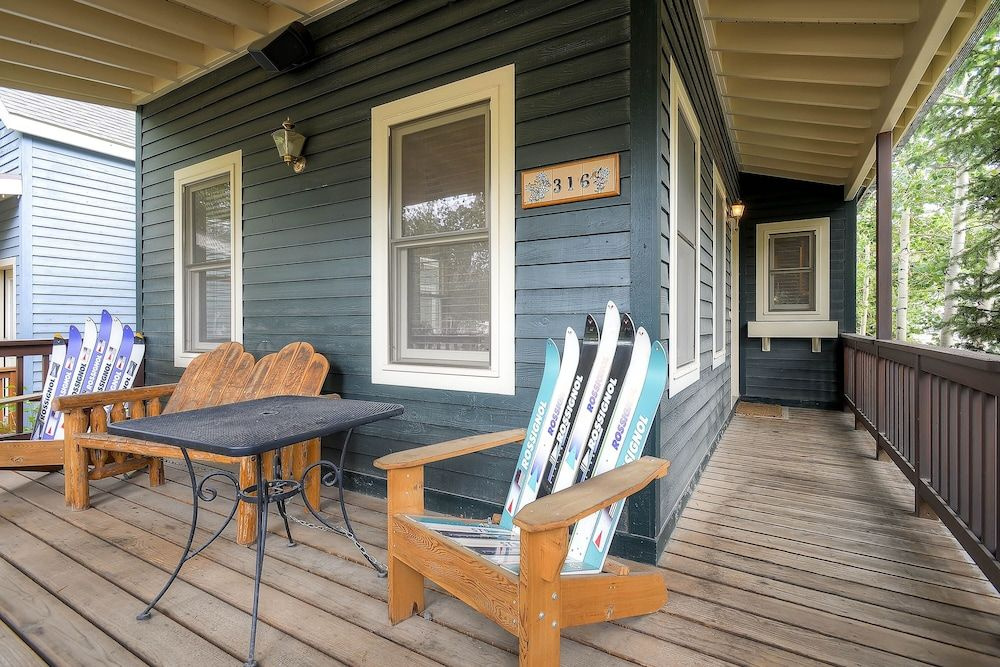 Après Chalet - Perfect In Town Location! by RedAwning