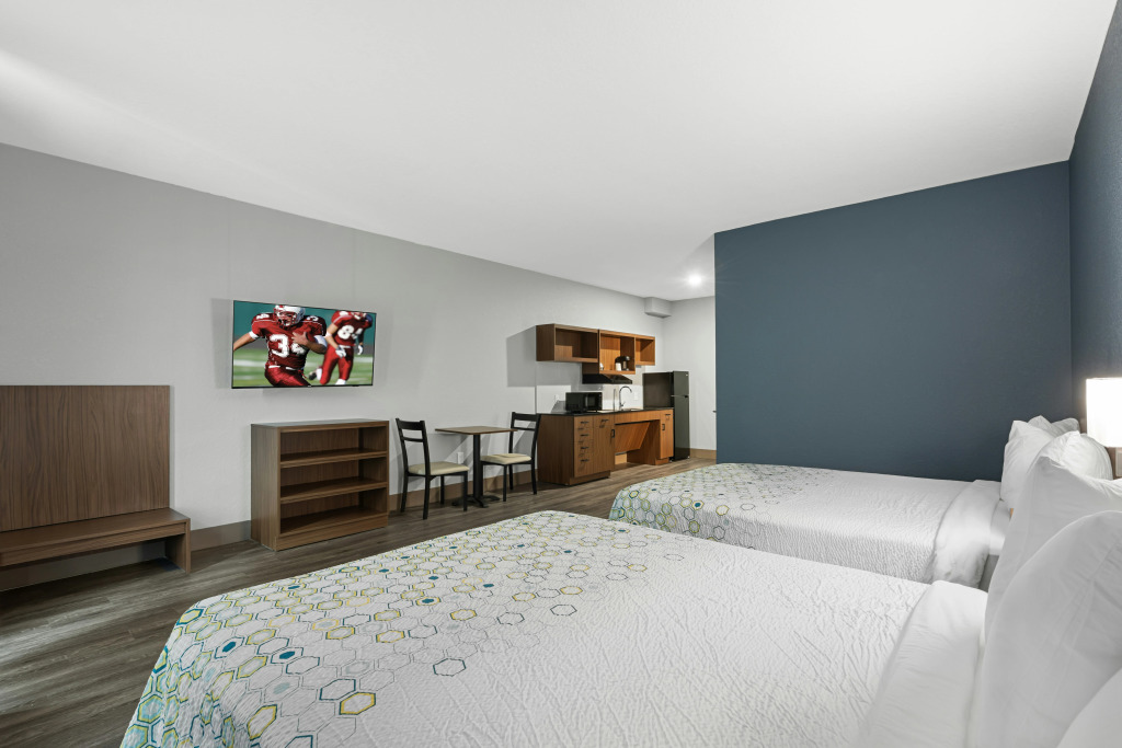 HomeTowne Studios by Red Roof Bradenton