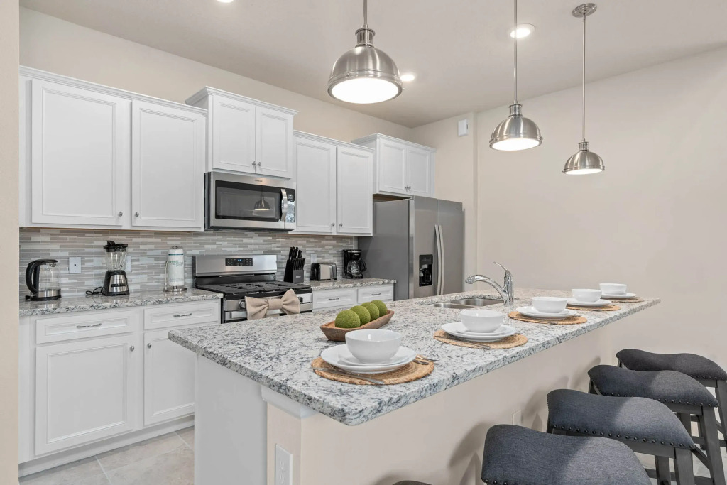 Upstay - 17 Guest Home w Pool  Hot Tub  BBQ  Games, Davenport