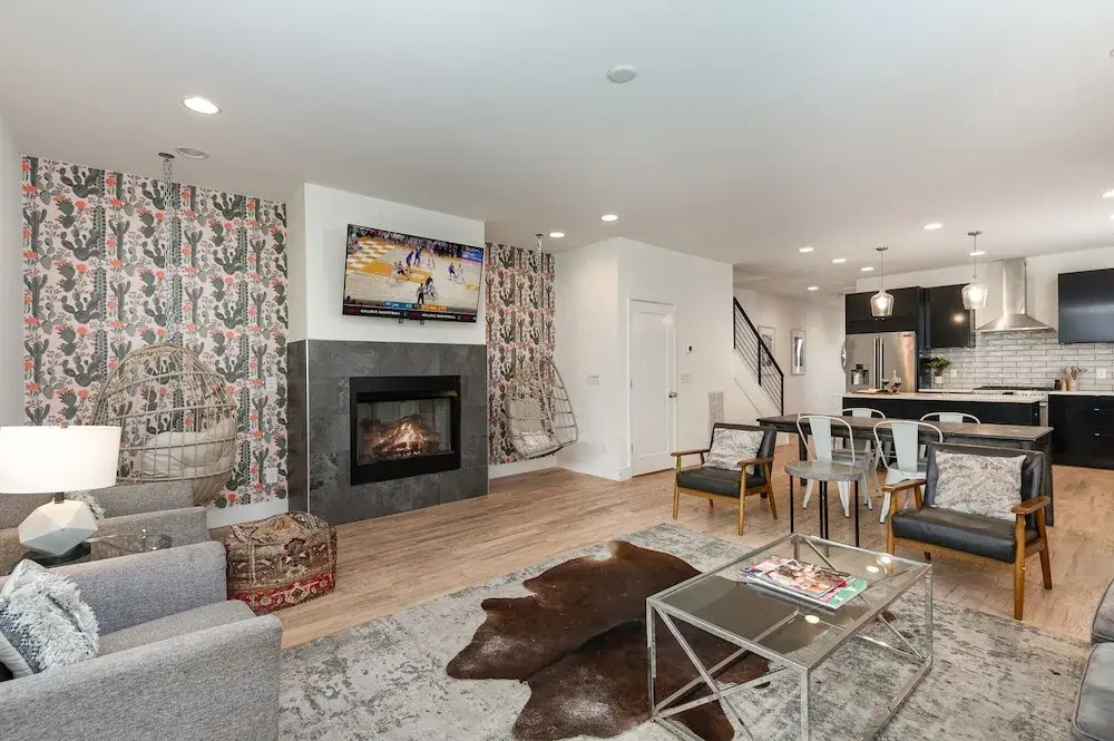 Citrine-private Patio & Balcony-near Germantown