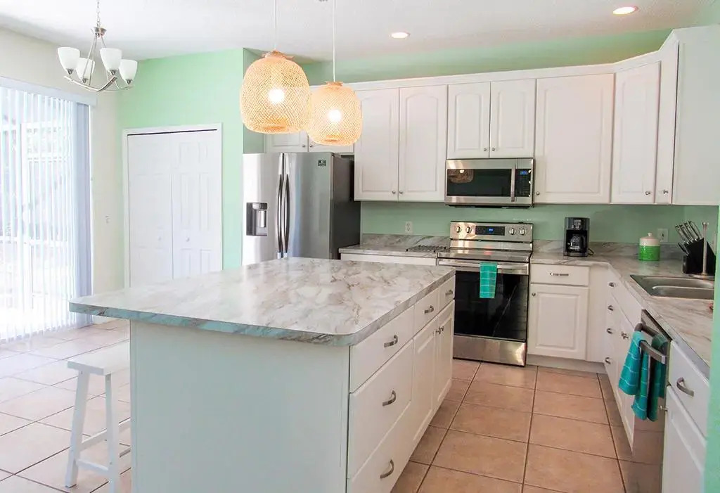 Tropical themed 7-bedroom pool home near Disney!, Kissimmee, US