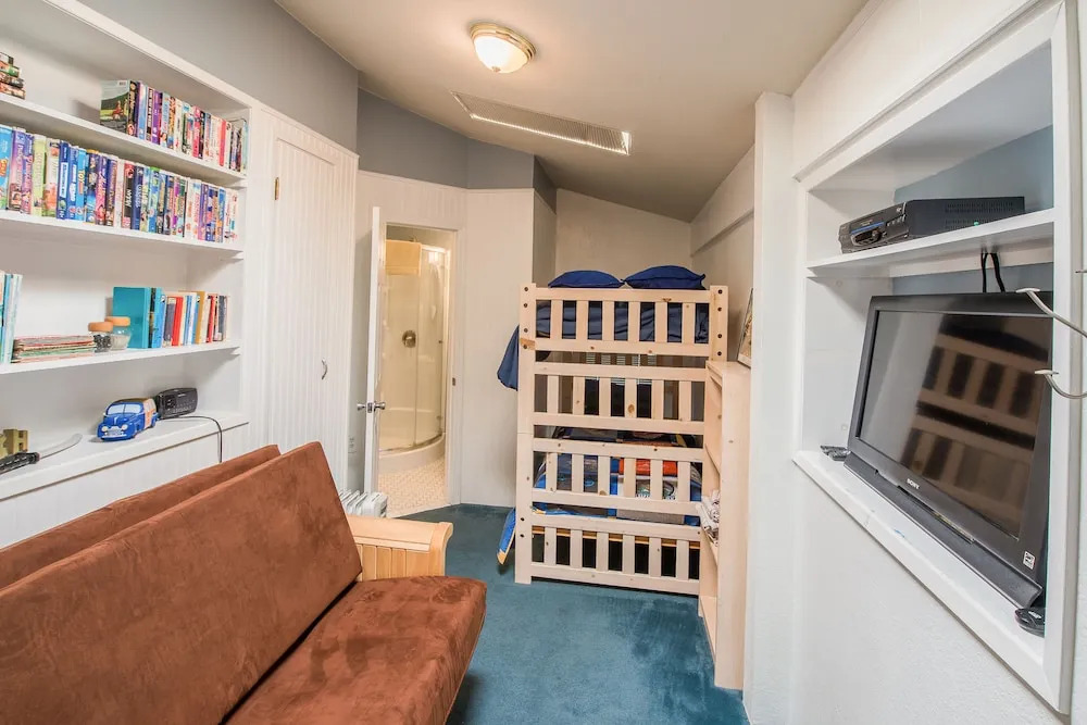 1271 Hillcrest House - 3 Br home by RedAwning